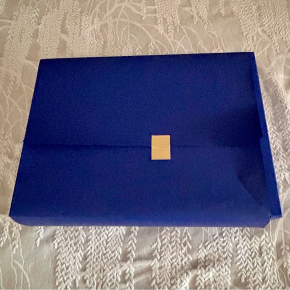 Stuart Weitzman Large Box 12” W X 16 1/2” - Picture 8 of 13